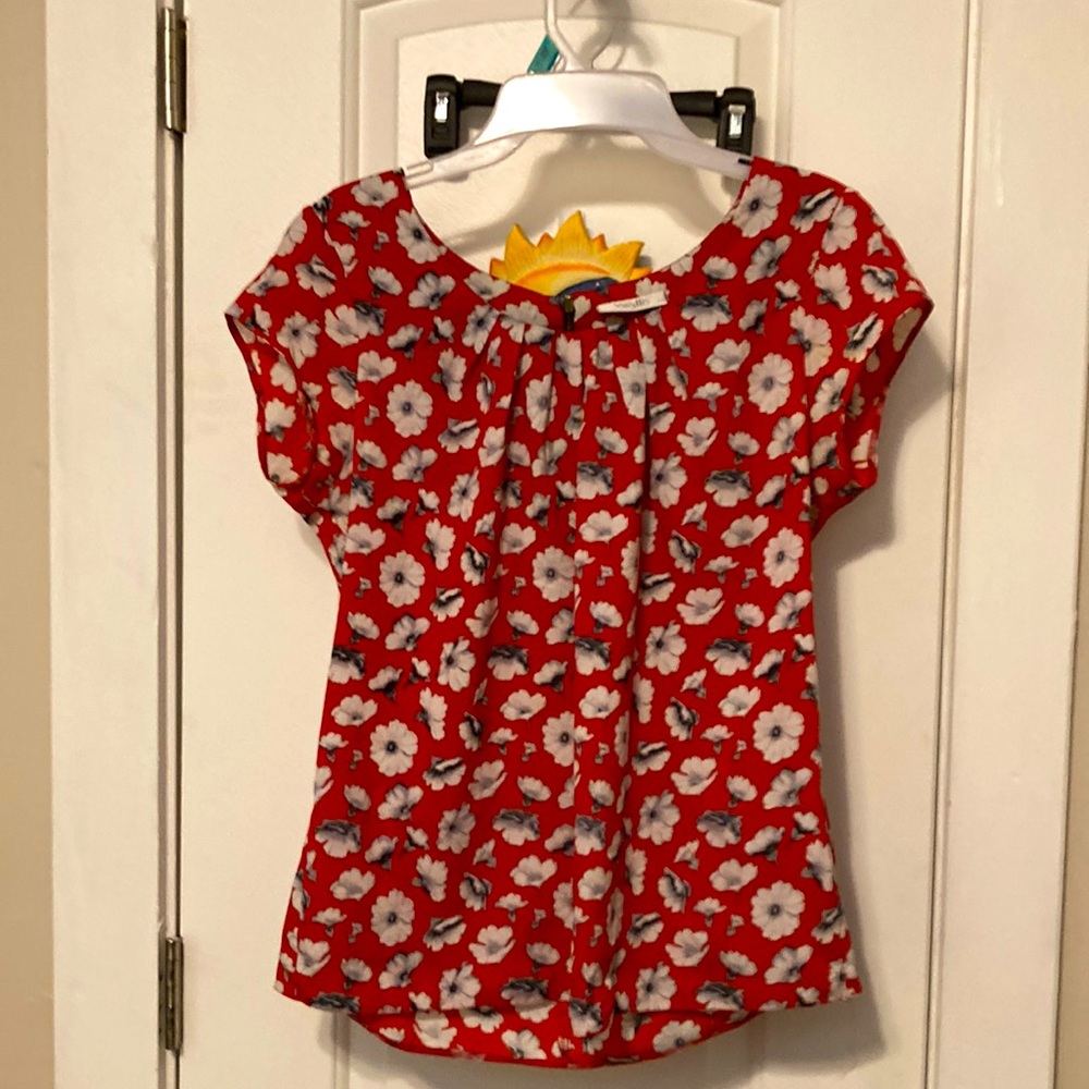 Wallis brand top